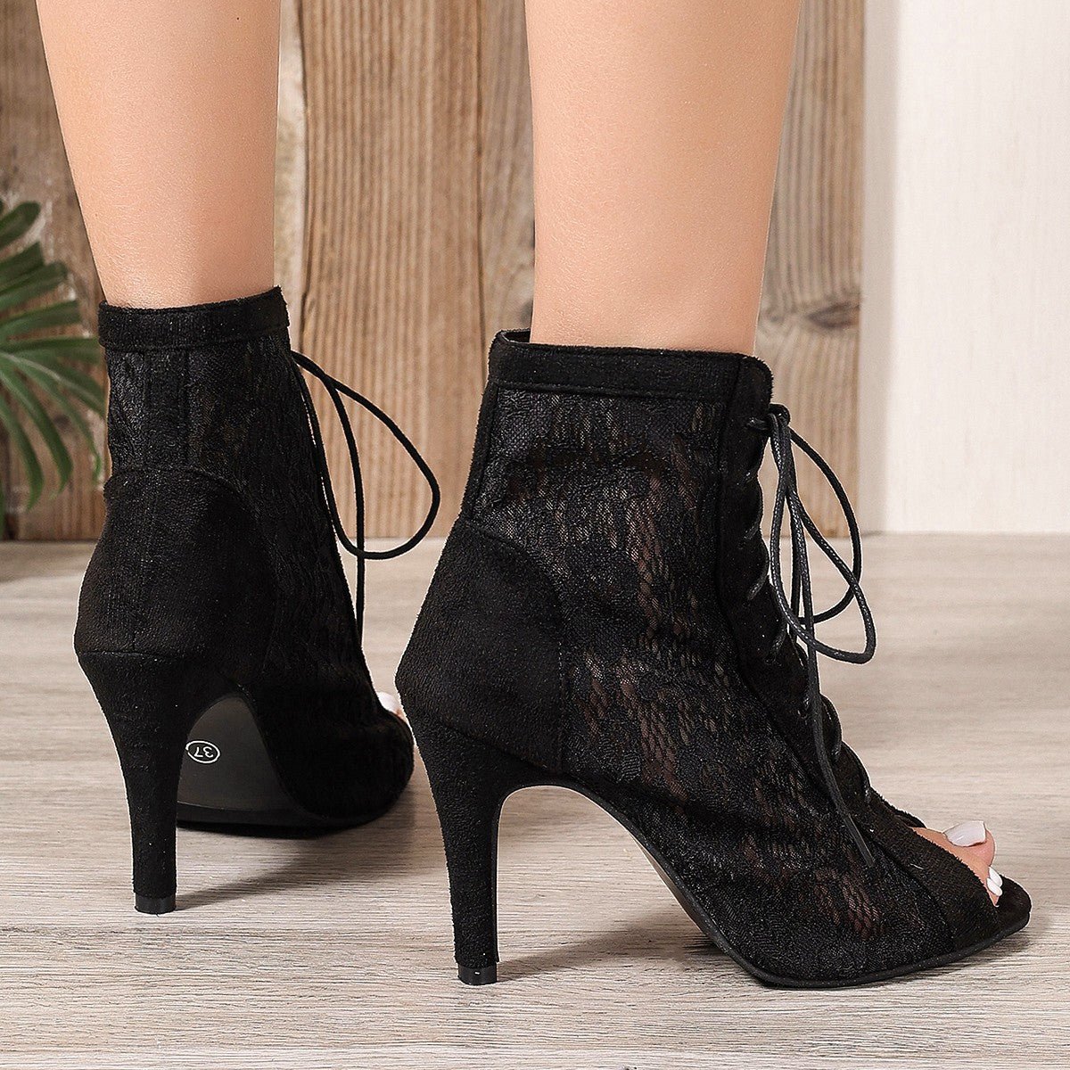 Bottes d'été femme talon haut noir — détail bout ouvert, vue latérale
