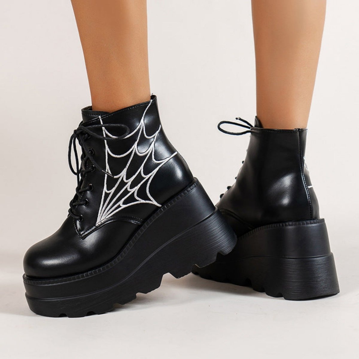 Bottes femme noires à lacets avec semelle compensée et motif toile d’araignée vue arrière