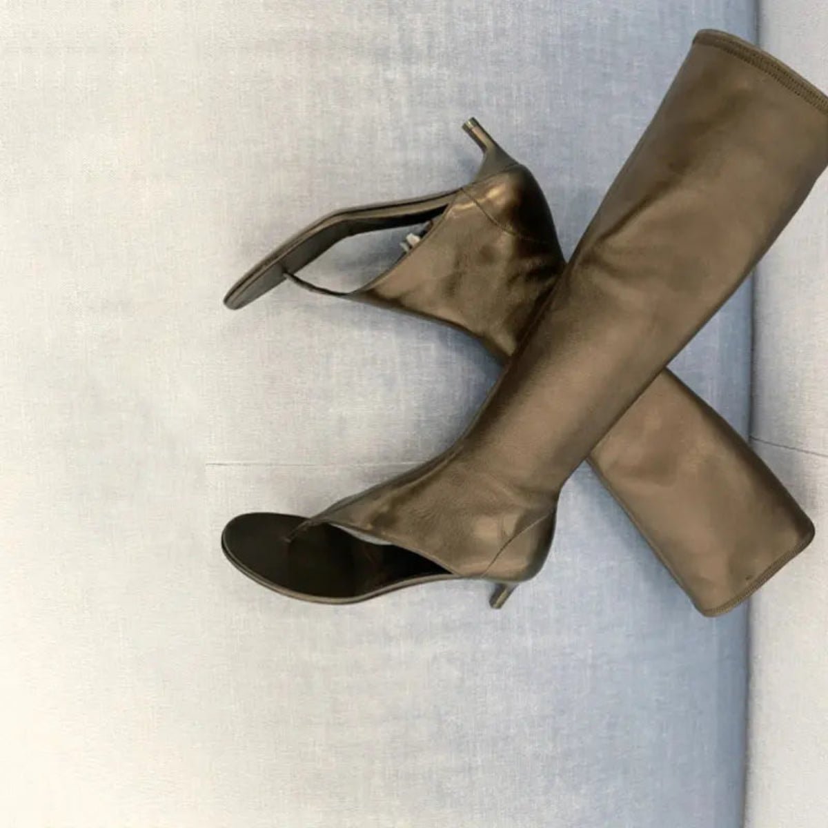 Bottes hautes femme été talons hauts — détail bout ouvert et finitions, vue rapprochée
