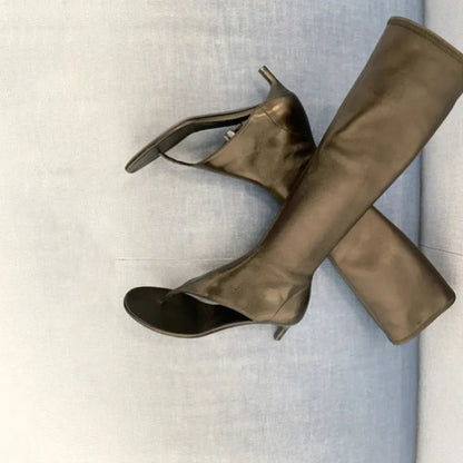 Bottes hautes femme été talons hauts — détail bout ouvert et finitions, vue rapprochée
