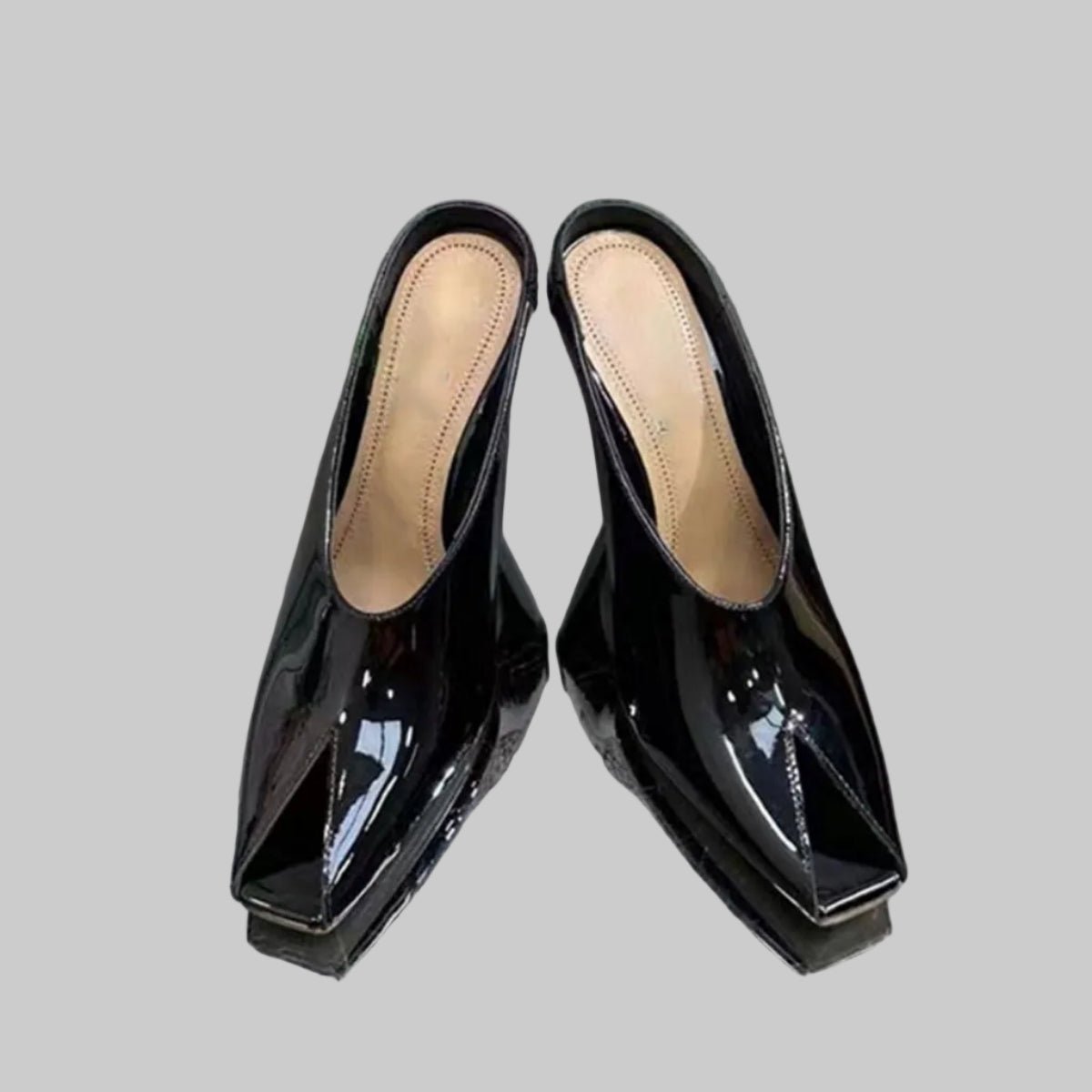 Mules femme talons aiguilles — détail bout ouvert et finitions, coloris noir vernis