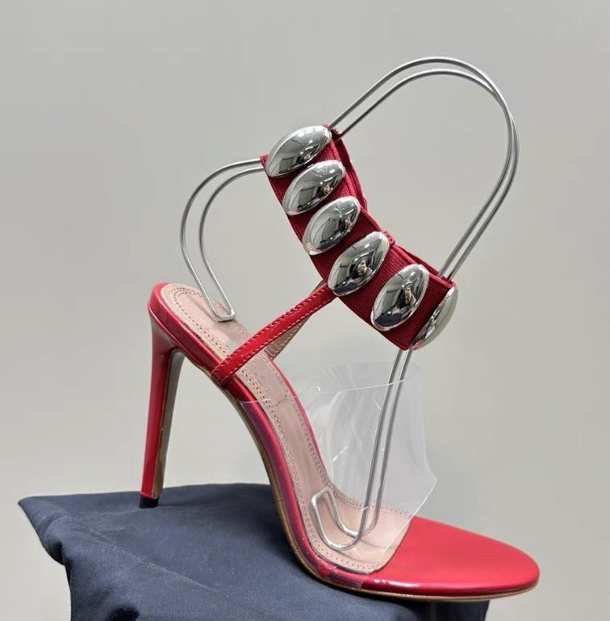 Sandales couleur rouge style romaines à bout ouvert et design moderne transparente