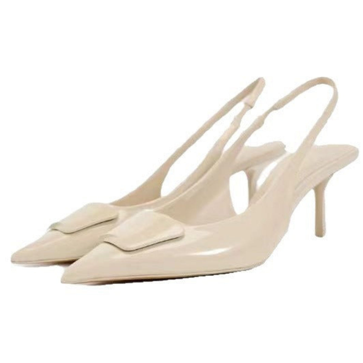 Sandales à talons fins portées femme style chic et tendance, couleur blanche