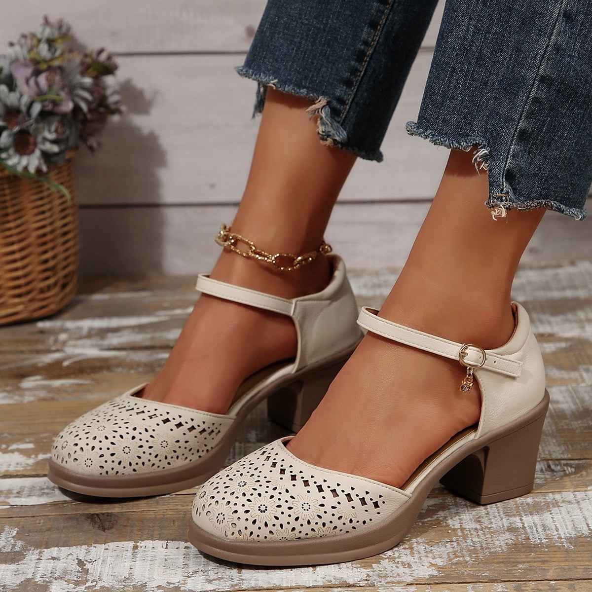 Sandales Rétro Femme à Talons Mi-Hauts — Bout Ouvert & Bouton Unique