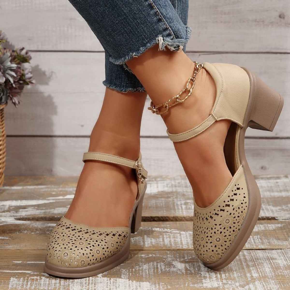 Sandales Rétro Femme à Talons Mi-Hauts — Bout Ouvert & Bouton Unique