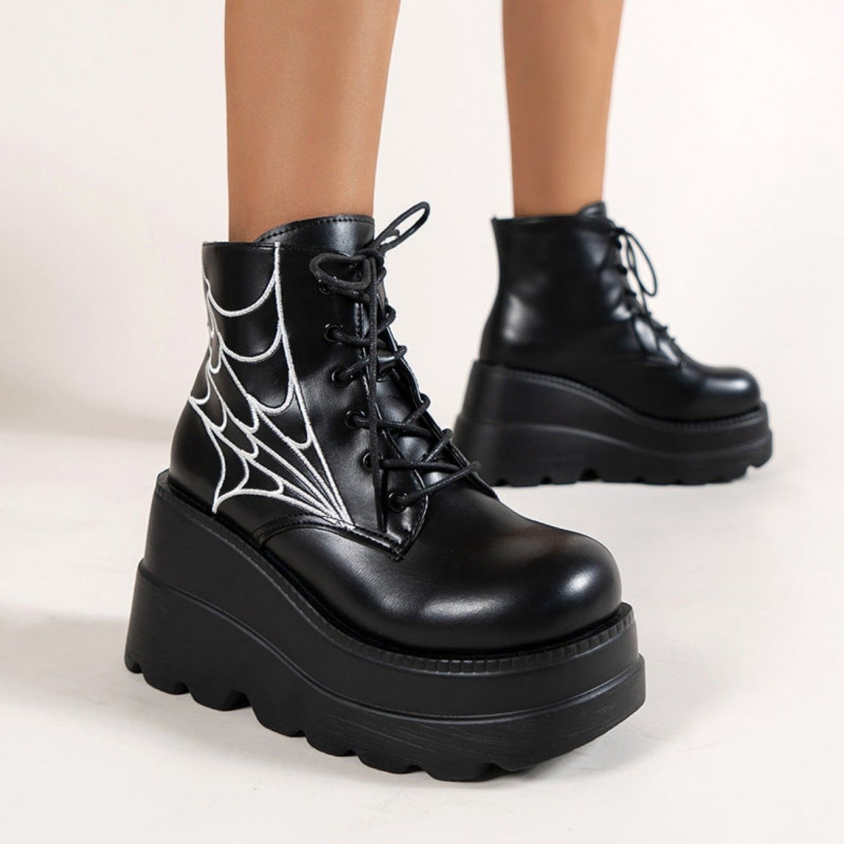 bottes-femme-lacets-compensees-toile-araignee-noires