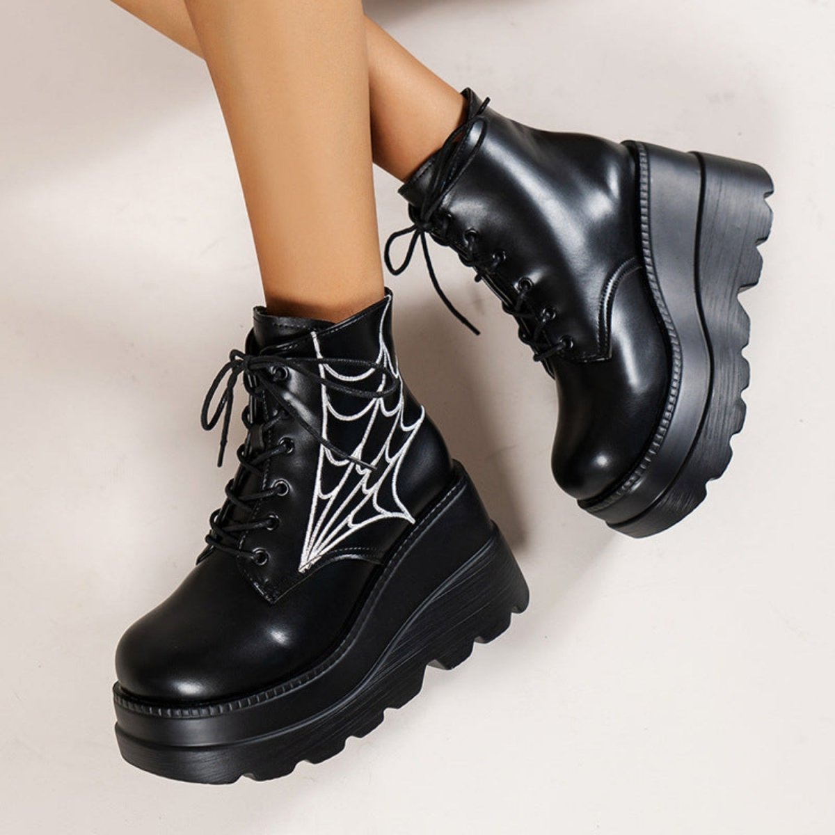 bottes-femme-lacets-compensees-toile-araignee-noires vue avant