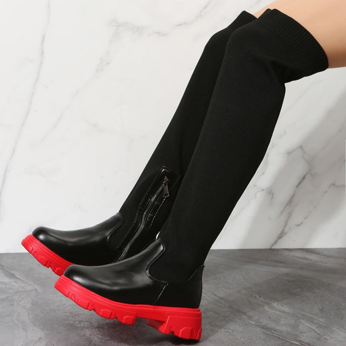 bottes femme montantes à semelle compensée rouge et jambe noir vue de profile