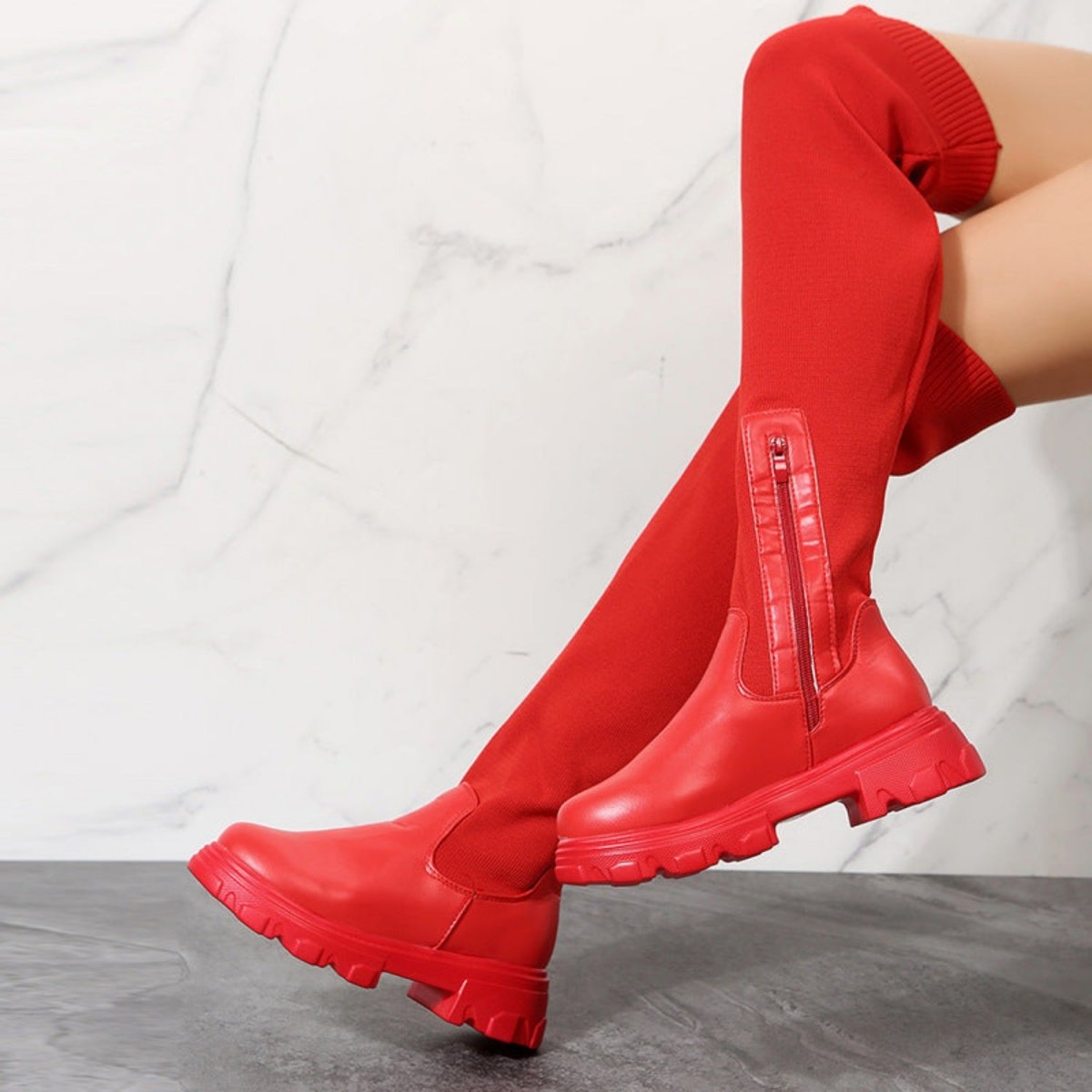 bottes montantes genoux femmes couleur rouge vue jambes croisées