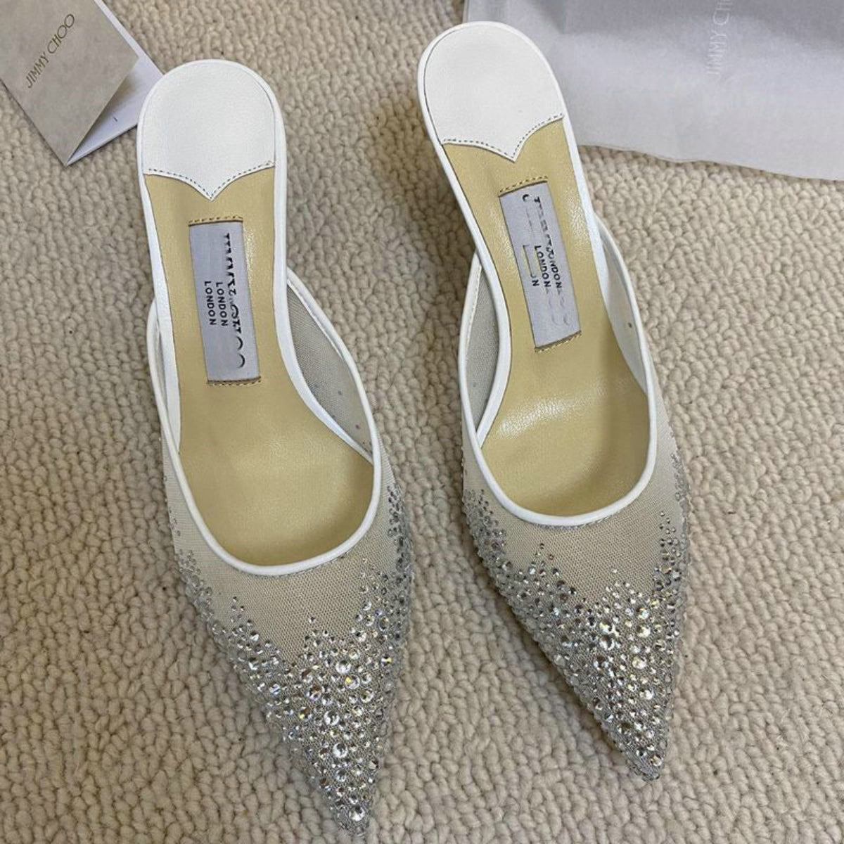 Chaussures à talons pour femme style Jimmy Choo London élégance finesse et glamour blanc transparente