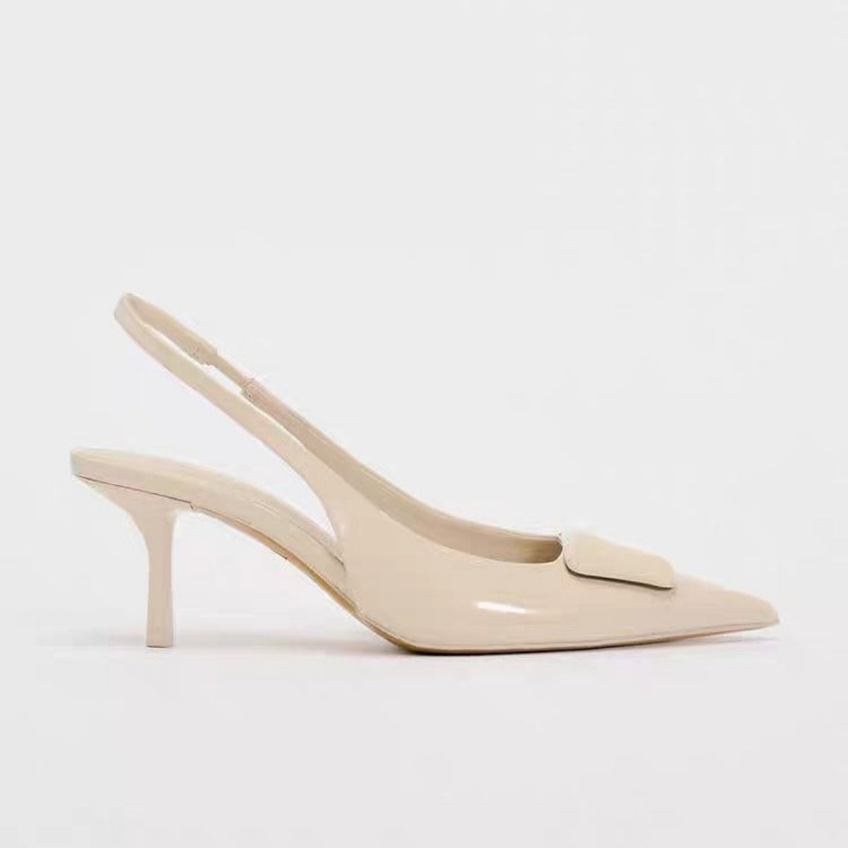 Mules ouvertes à l’arrière pour femme couleur blanche avec détail chaîne toe-toe et style sophistiqué