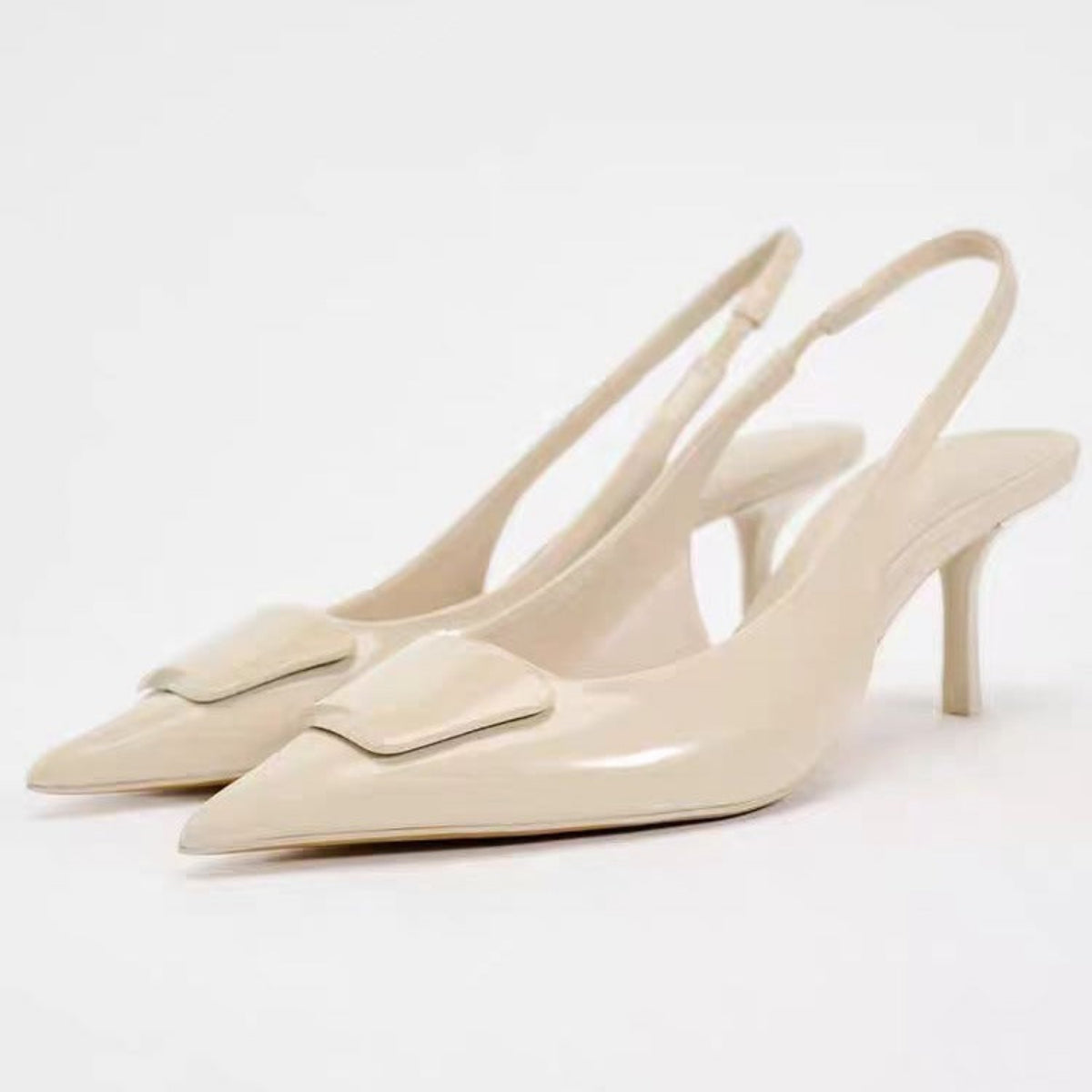 Talons aiguilles à bout pointu pour femme avec chaîne métallique élégante et design moderne
